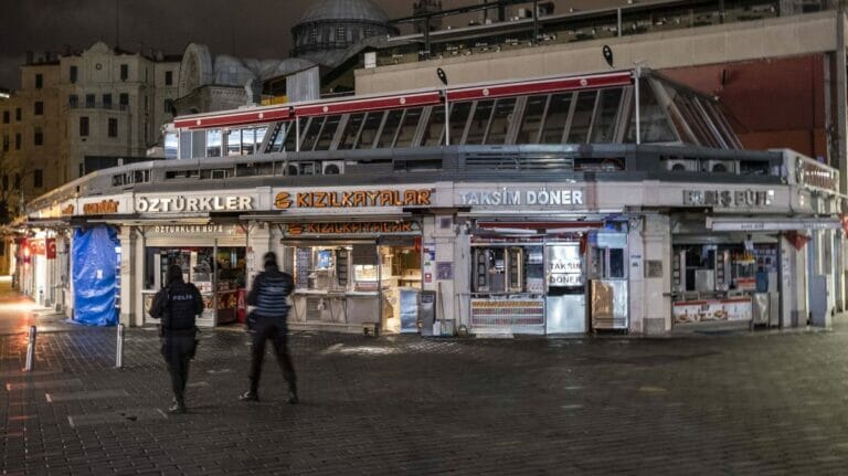 Polizei in Istanbul überwacht die nächtliche Corona-Ausgangssperre