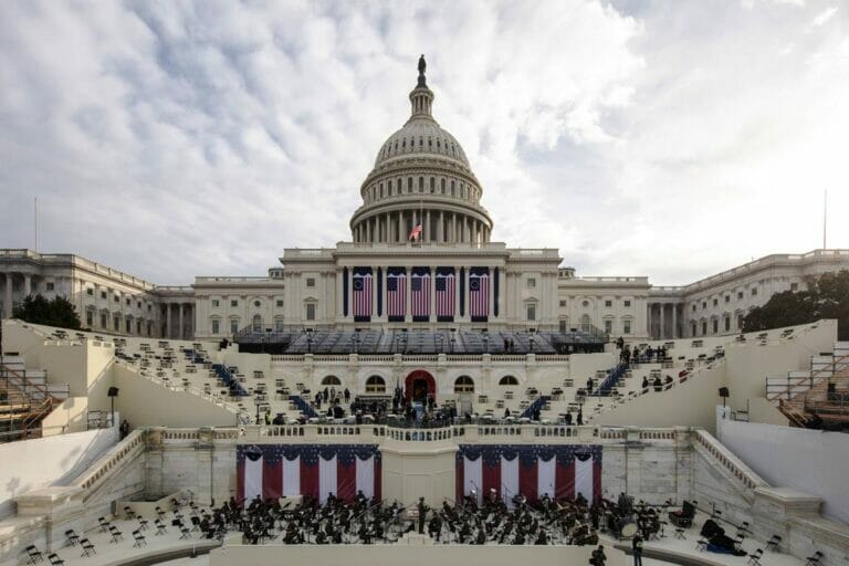 Beim Kapitol ist alles für die Angelobung von Joe Biden vorbereitet. (© imago images/ZUMA Wire)
