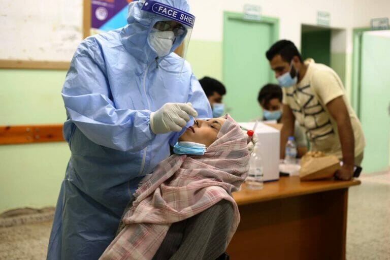Corona-Test im Gazastreifen. Die Berichterstattung des Standard über Impfungen für Palästinenser besteht neuderding aus Gerüchten über fiktives israelisches Handeln. (© imago images/Xinhua)
