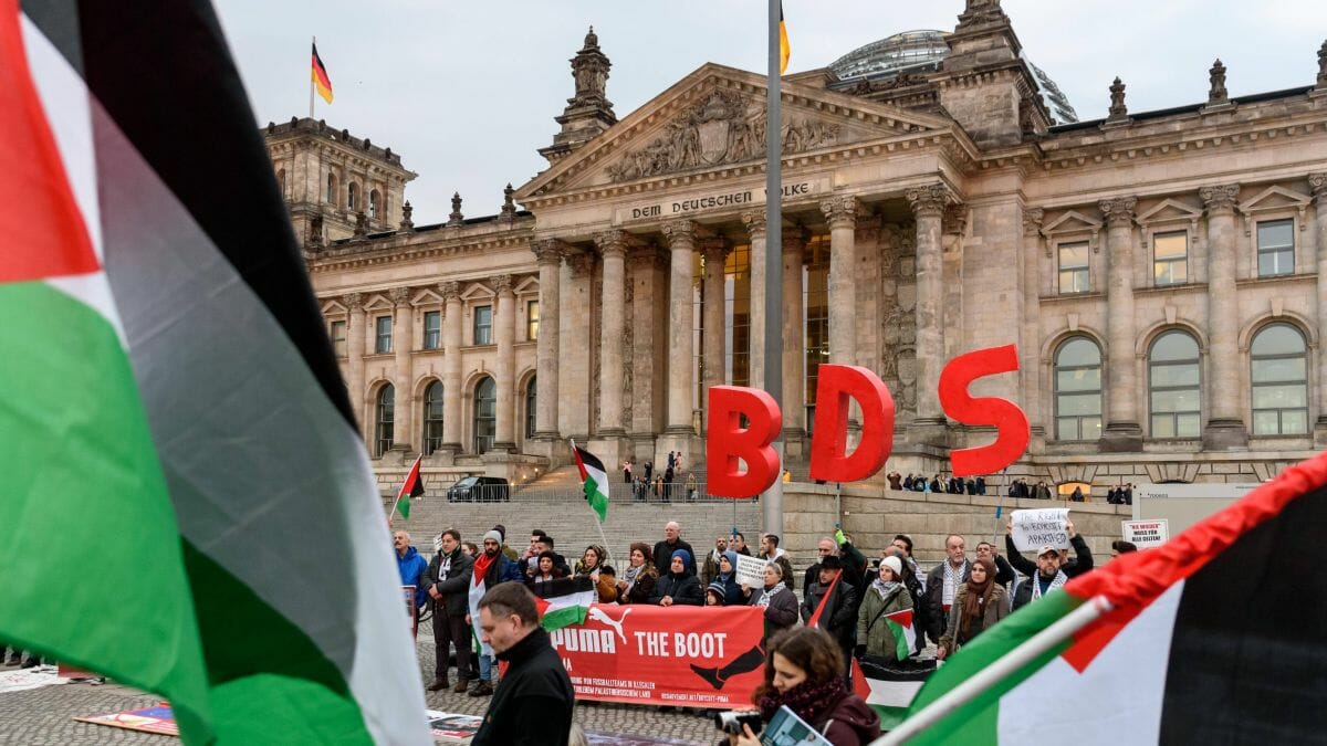 Aktivisten der anitsemitischen BDS-Kmapgane demonstrieren vor dem deutschen Bundestag