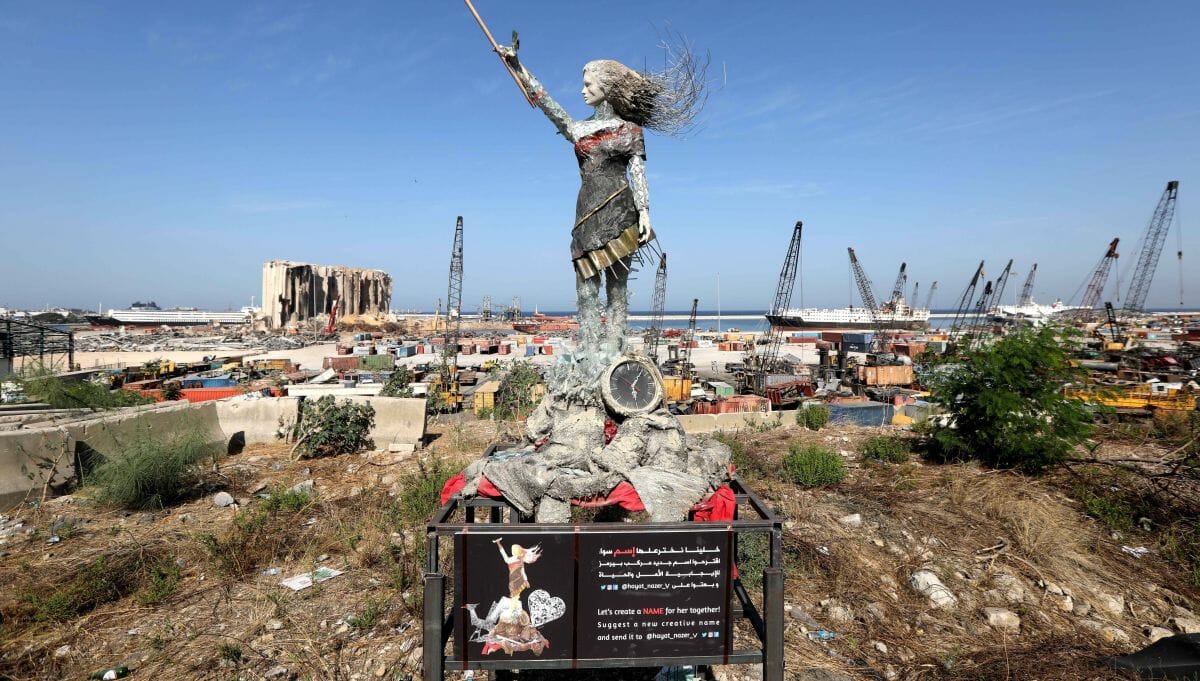 Statue zum Gedenken an die Explosion im Hafen von Beirut