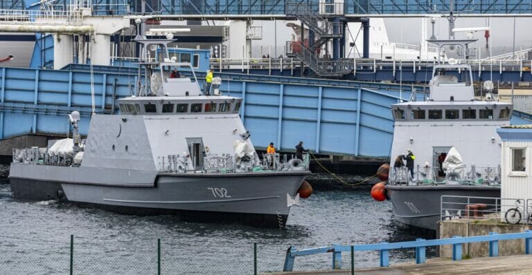 Zwei auf der Peene-Werft gebaute Patrouillenboote für Ägypten werden auf Frachtschiffe verladen