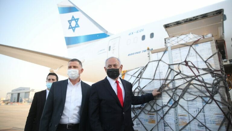Gesundheitsminister Edelstein und Premierminister Netanjahu empfangen eine Coronaimpfstoff-Lieferung am Flughafen Tel Aviv