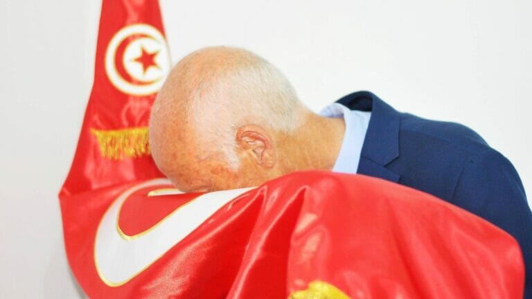 Kaïs Saïed küsst nach seinem Wahlsieg 2019 die tunesische Fahne