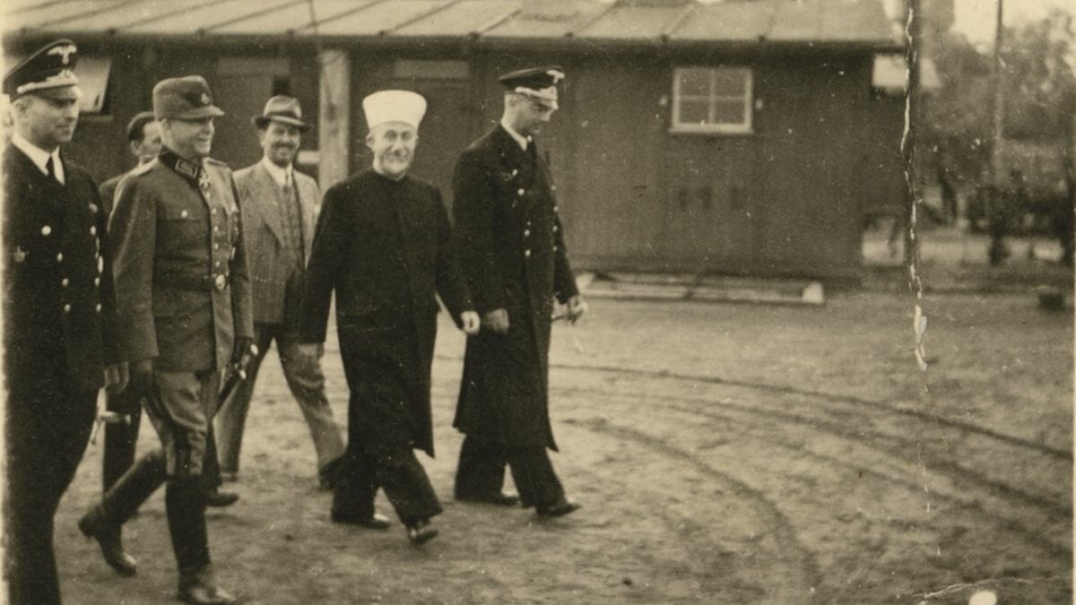 Der Mufti von Jerusalem, Amin el-Husseini, besucht 1943 ein Konzentrationslager