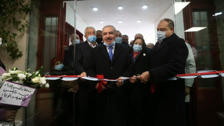 Der palästinensiche Ministerpräsident Muhammad Shtayeh eröffnet eine Corona-Spital in Nablus