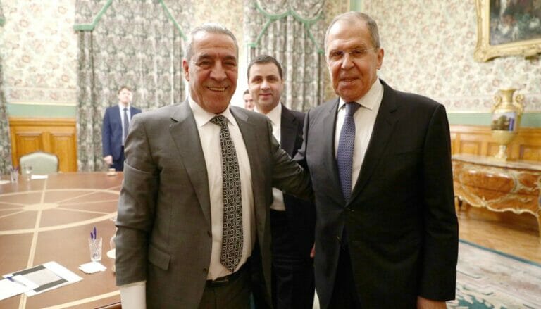 Der der Minister für zivile Angelegenheiten der Palästinensischen Autonomiebehörde Hussein al-Sheikh, mit dem russischen Außenminister Lawrow