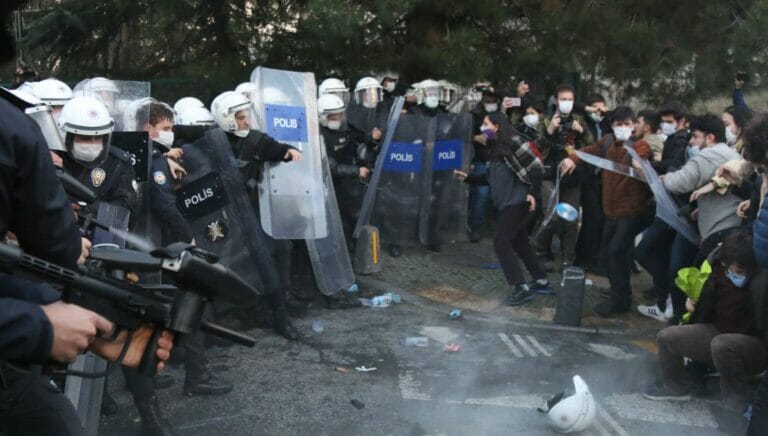 Polizie geht hart gegen demonstrierende Stundenten in der Türkei vor