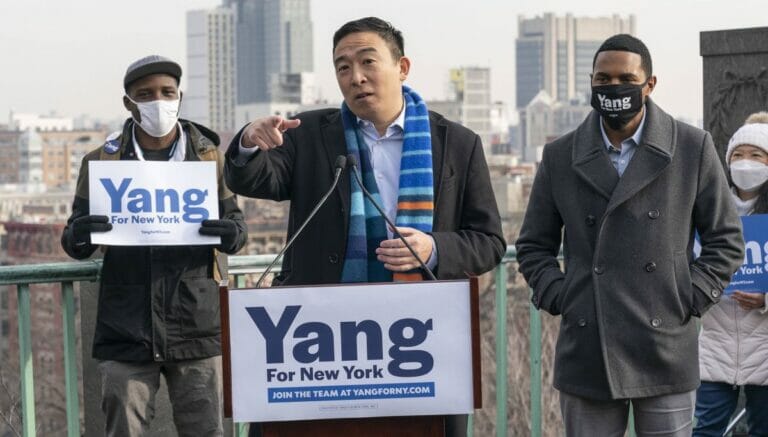 Andrew Yang wird vom demokratischen Abgeordneten Richie Torres unterstützt