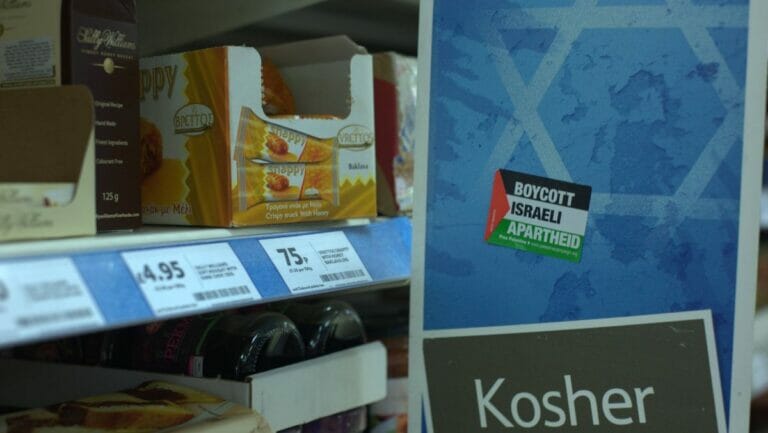 Ein Aufkleber der antisemitischen BDS-Bewegung ruft zum Boykott koscherer Waren auf