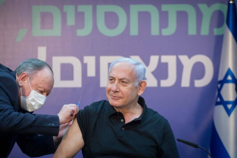 Israels Premier Netanjahu zeigt sich nicht nur bei der COVID-19-Impfung bester Laune, sondern auch im laufenden Wahlkampf. (© imago images/Xinhua)