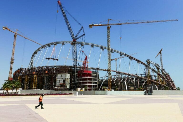 Stadion-Baustelle in Katar. (© imago images/Joerg Boethling)