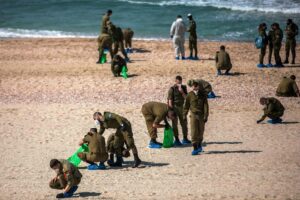 Israelische Soldaten versuchen an einem Strand nahe Rischon LeZion, die Ölpest zu beseitigen. (© imago images/Xinhua)