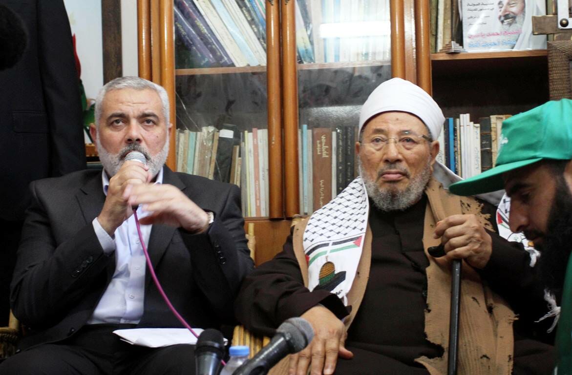Der Chefideologe der Muslimbruderschaft, Jusuf al-Qaradawi, zu Gast bei der islamistischen Terrororganisation Hamas im Gazastreifen. Laut dem langjährigen IGGÖ-Chef Anas Schakfeh, über den Farid Hafez eine Jubelbiographie verfasst hat, ist er ein "großer Gelehrter". (© imago images/ZUMA Wire)