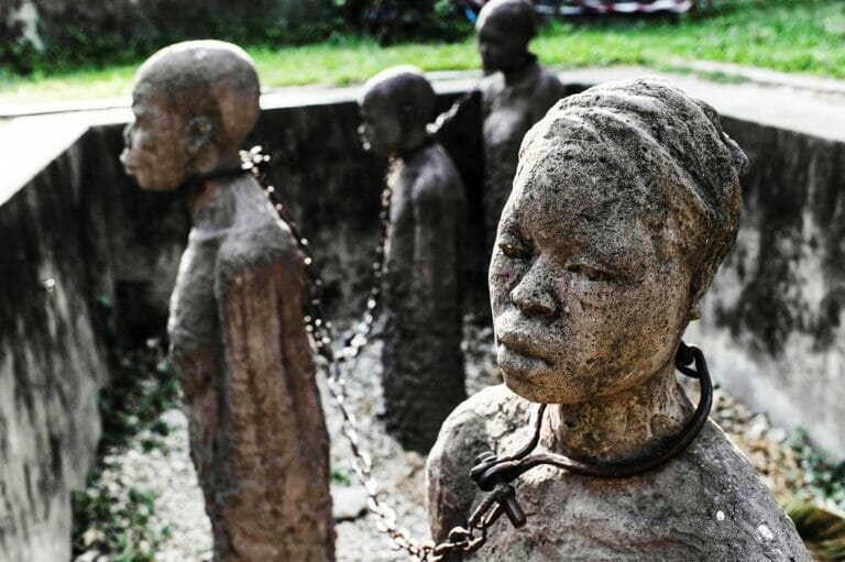 Denkmal für die Opfer des Sklavenhandels auf Sansibar. (© imago images/Joerg Boethling)