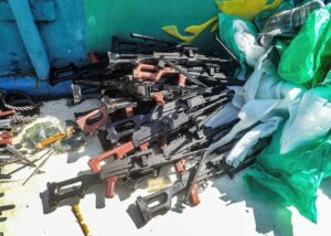 Einige der Waffen, die von der US Navy vor der somalischen Küste abgefangen wurden. (© imago images/ZUMA Wire)