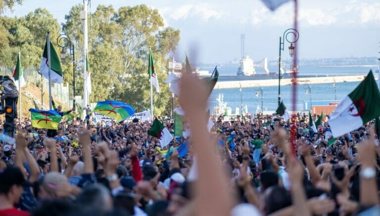 Algerische und Amazigh-Flagen auf einer Demonstration in Algier im November 2019