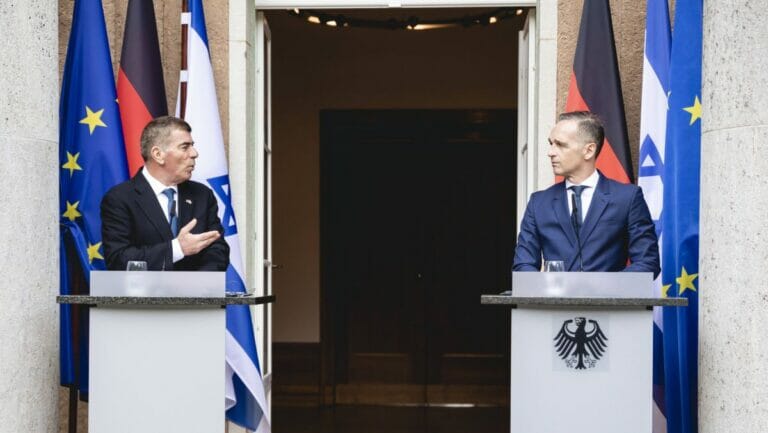 Der israelische Außenminister Gabi Ashkenazi und sein deutscher Amtskollege Heiko Maas