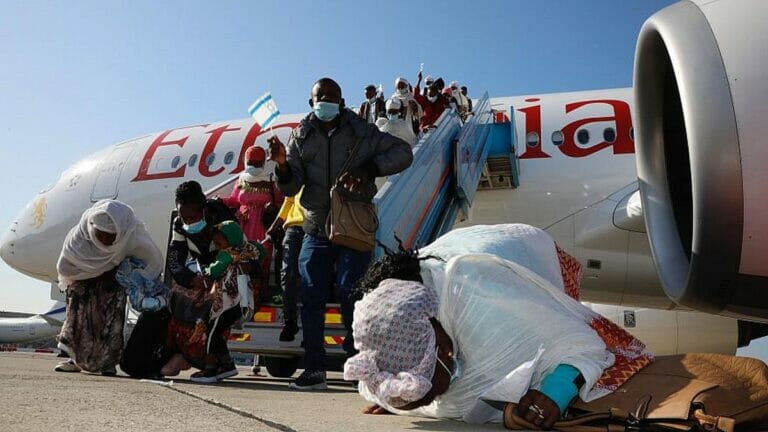 Äthiopische Juden kommen auf dem Flughafen von Tel Aviv an
