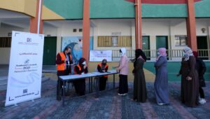 Wählerinnen im Gaza-Streifen lassen sich für die angekündigten Wahlen registrieren