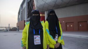 Mit Niqab bekleidete Mitarbeiterinnen der Leichtathletik Weltmeisterschaft 2019 in Katar