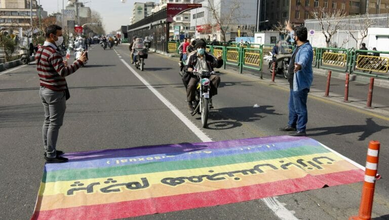 Motorraddemo im Iran fährt über LGBT-Flagge