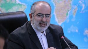 Berater des iranischen Präsidenten Rohani Hesamodin Ashna reagierte auf Twitter auf Blinkens Ankündigung