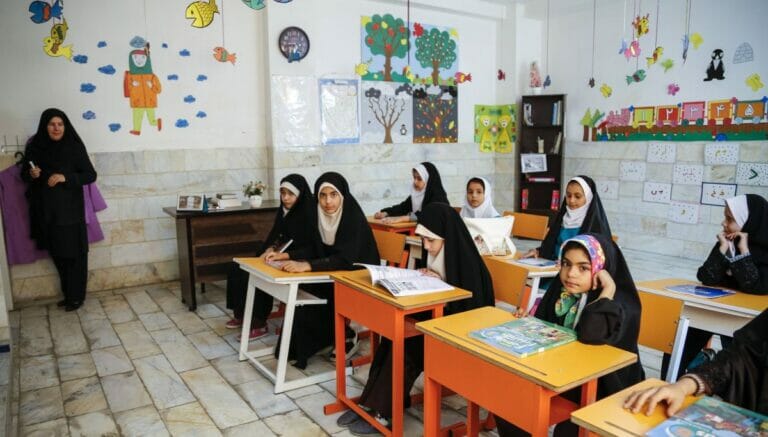 Iranische Schülerinnen in Teheran