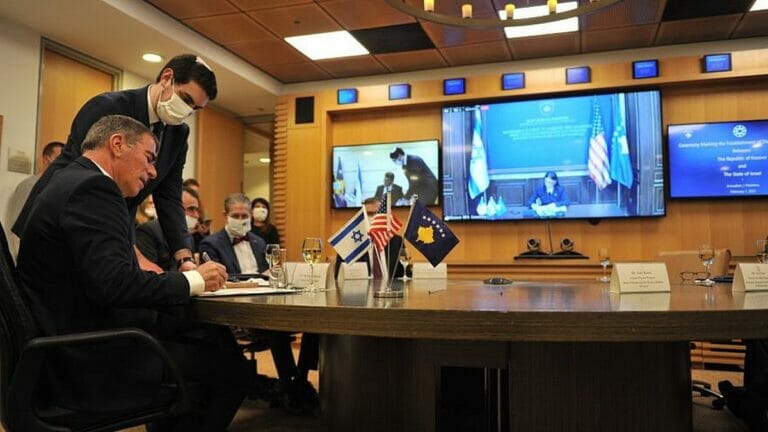 Israels Außenminister Gabi Ashkenazi and seine kosovovarische Amtskollegin Meliza Haradinaj-Stublla unterzeichnen die Aufnahme diplomatischer Beziehungen