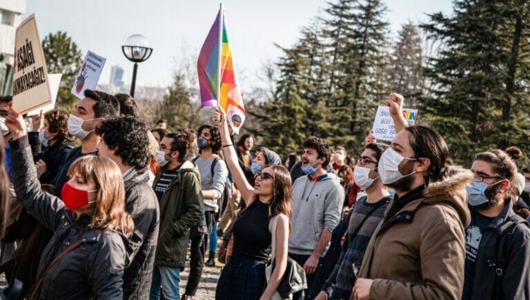 Studentin mit LGBT-Fahne während der Proteste an der Istanbuler Boğaziçi-Universität