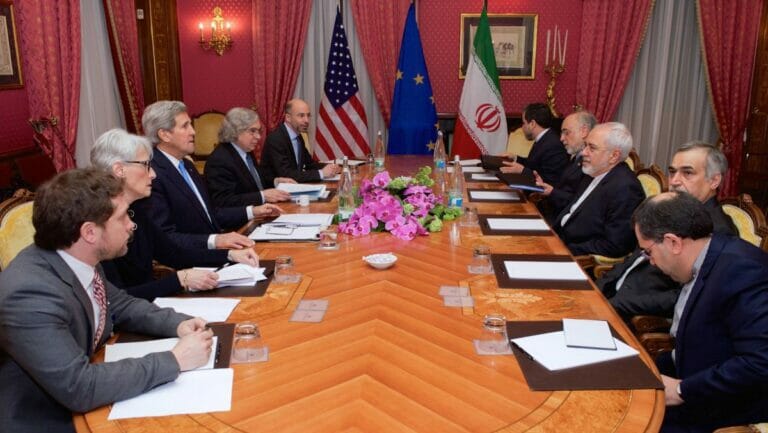 Robert Malley (5. v. l.) bei den Atomverhandlungen mit dem Iran 2015