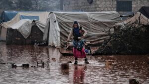 Der Winterregen verwandelt Flüchtlingslager in Syrien in Seenlandschaften