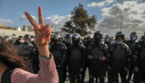 Vor allem Jugendlich demonstrieren in Tunesien gegen die mangelnden Reformen
