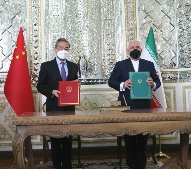Die Außenminister des Irans und Chinas bei der Unterzeichnung des weitreichenden Kooperationsabkommens. (© imago images/Xinhua)