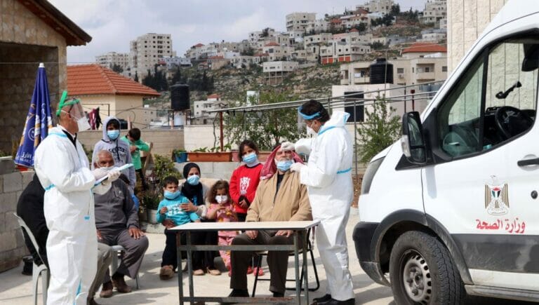 Mitarbeiter des palästinensischen Gesundheitsdienstes in Hebron führen Corona-Test durch