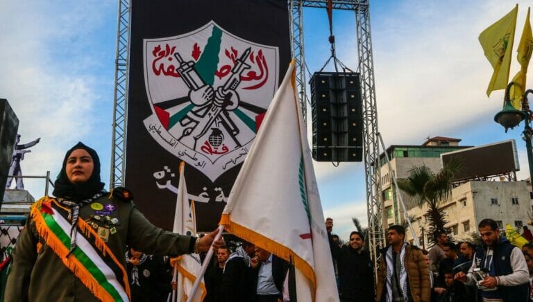 Zwei gekreuzte Kalaschnikows und eine Handgranate: das Emblem von Abbas' Fatah-Partei