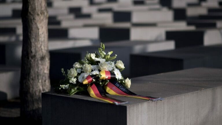 In Deutschland wird ein Streit um das angemessene Gedenken des Holocaust geführt