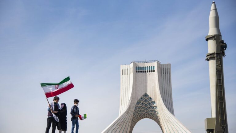 Zum Jahrestag der Islamischen Revolution präsentiert der Iran ballistische Raketen in Teheran
