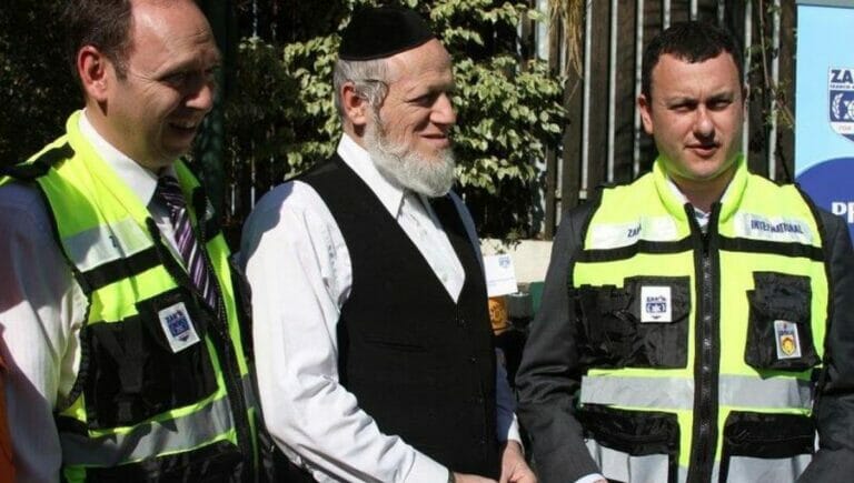 Yehuda Meshi-Zahav mit zwei Mitarbeitern seiner Organisation ZAKA