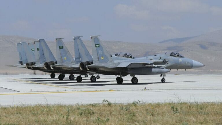 Saudische F15-Kampfflugzeuge üben mit der griechischen Luftwaffe bei einem gemeinsamen Manöver