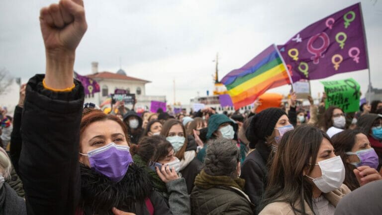 Frauen in der Türkei demonstrieren gegen den Ausstieg des Landes aus der Istanbul-Konvention