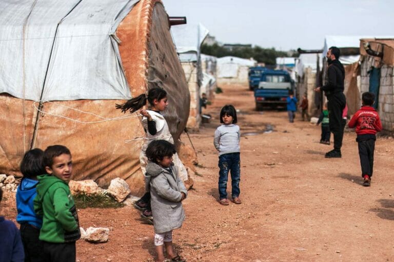 Millionen Syrer sind auf Hilfe angewiesen. Ohne Kooperation mit dem Assad-Regime kann diese kaum bewerkstelligt werden. (© imago images/Ahmad Fallaha)