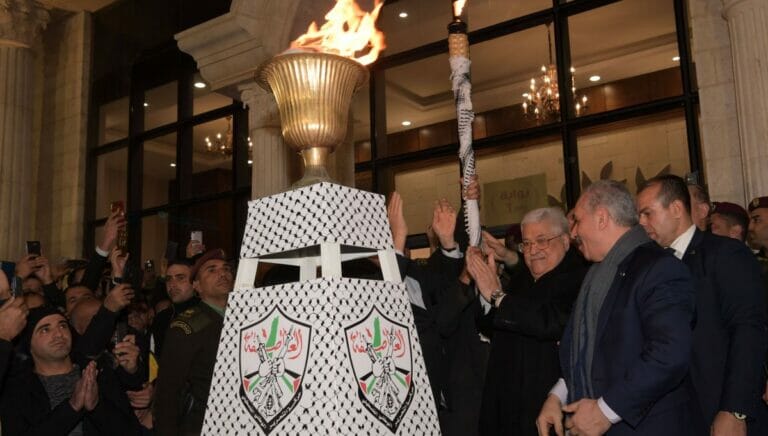 Kein Israel im Logo: Abbas bei der Feier zum Jahrestag der Fatah-Gründung