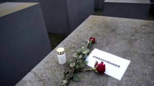 Ausdruck deutscher Provinzialität? Gedenken am Holocaustmahnmal in Berlin
