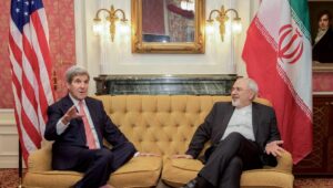 US-Außenminister Kerry und sein iranischer amtskollge Zarif bei den Atomverhandlungen 2015 in Wien