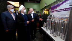 Präsident Rohani besucht die Ausstellung der nuklearen Errungenschaften des Iran