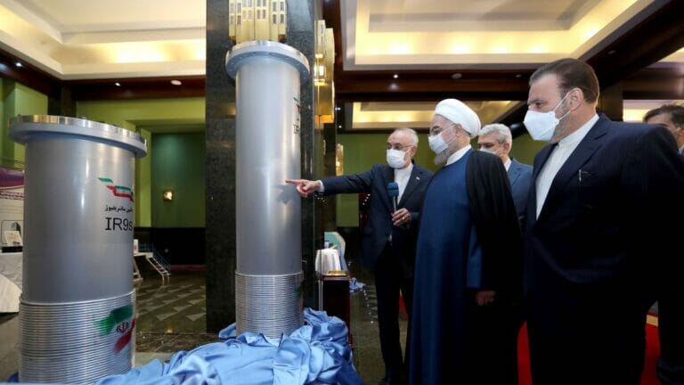 Irans Atomchef Salehi zeigt Präsident Rohani ein Modell der neuen IR-9-Zentrifugen