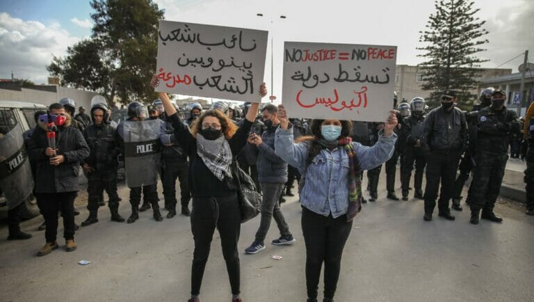 Tunesische Jugendliche protestieren gegen die Regierung