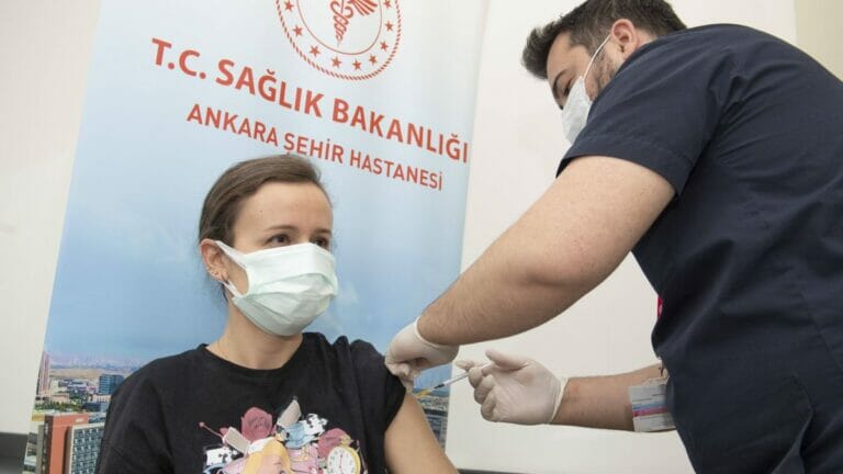 Laut Gesunheitsministerium haben knapp 18 Mio. Türken zumindest eine Corona-Impfdosis erhalten
