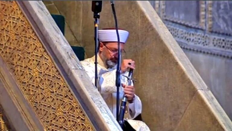 Der Vorsitzende der türkischen Religionsbehörde Diyanet, Ali Erbas, tritt gerne mit Schwert auf